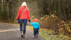 жінка дитина матір з дитиною люди ліс парк