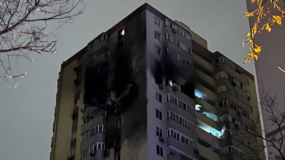 пошкоджена влучанням багатоповерхівка в Солом'янському районі столиці