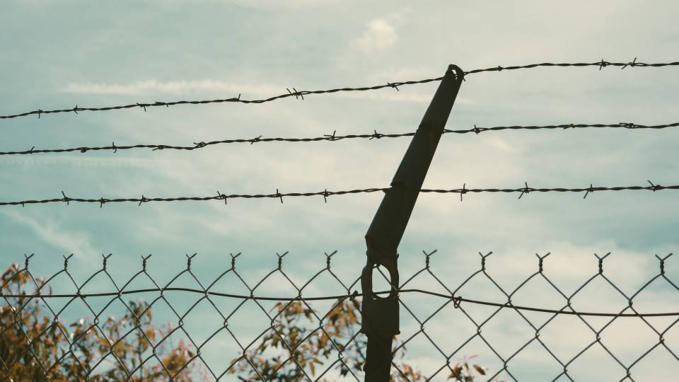 колючий дріт паркан злочин кримінал тюрма в'язниця