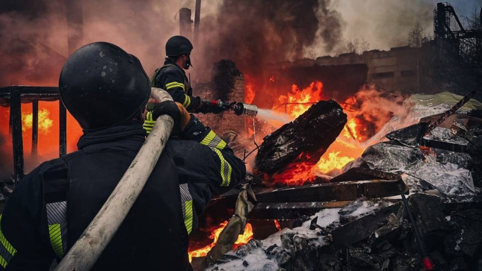 ДСНС, рятувальники, пожежа, наслідок російського обстрілу, війна, обстріл