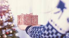 подарунок подарунки різдво святий миколай новий рік діти руки пакунок ялинка