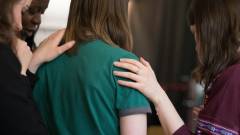 дівчата підтримка люди допомога коло людей психолог