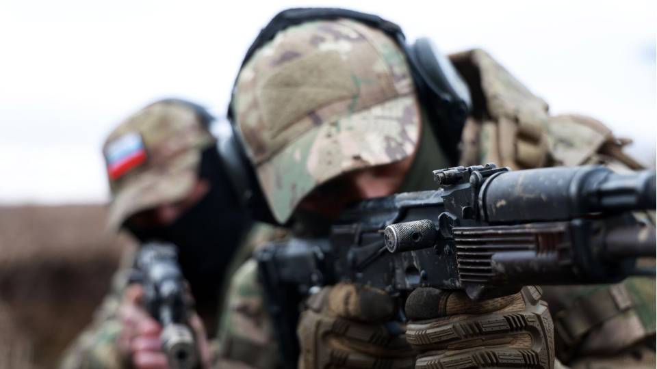 росіяни окупанти рф росія армія ворог розстріл зброя автомат російський солдат військові