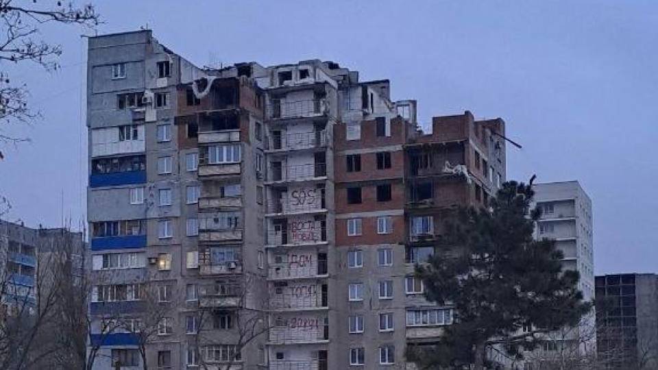 Маріуполь зруйнований будинок без даху багатоповерхівка