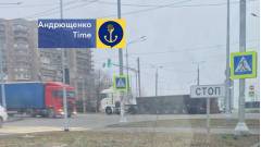 У центрі Маріуполя перекинувся тягач із награбованим металобрухтом