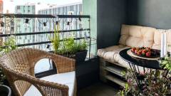 диван на балконі