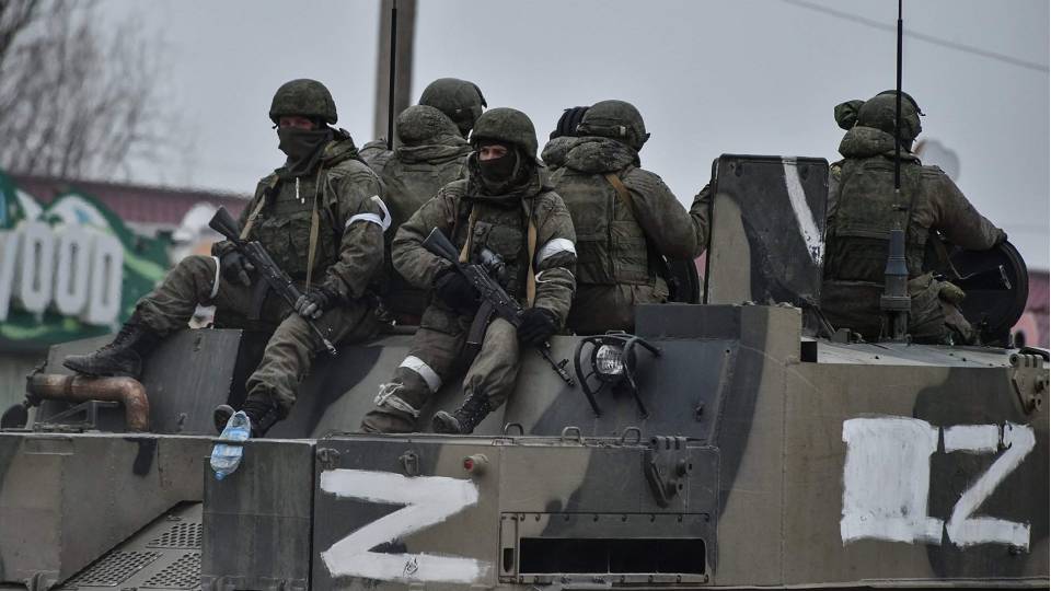 росіяни окупанти рф росія армія ворог розстріл зброя автомат російський солдат військові танк