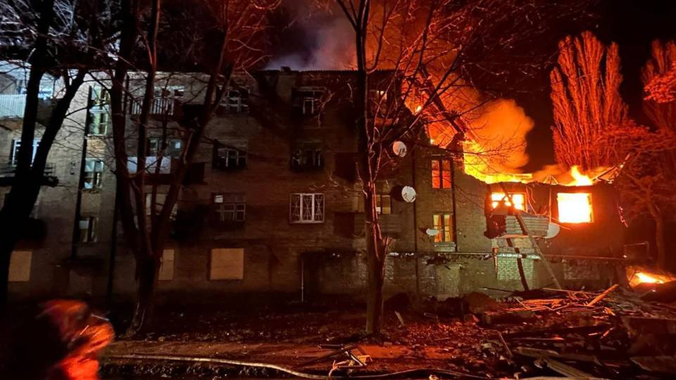 обстріл Донеччини пожежа горить будинок