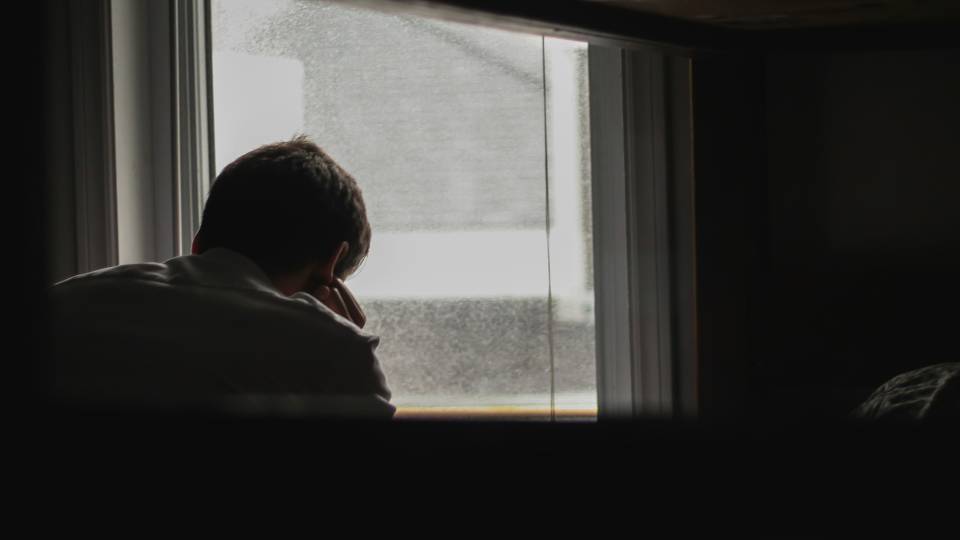 полон людина силует тінь розшук зниклий вікно відчай печаль смуток горе чоловік