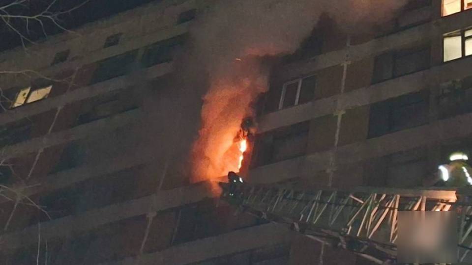 пожежа вогонь дим багатоповерхівка гуртожиток загоряння пожежа в донецьку окупаційні пожежники рятувальники