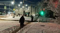 Маріуполь сніг вулиця люди