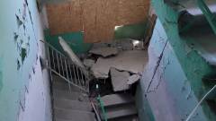 Дістатися квартири через дах: як живуть люди в аварійному будинку в Донецьку, зруйнований під'їзд у донецьку