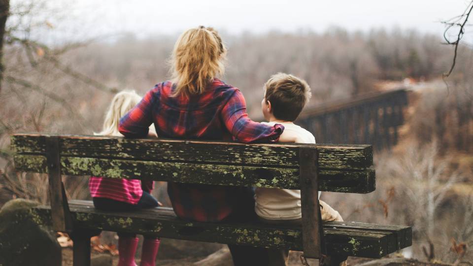 мама з дітьми багатодітна родина сім'я діти жінка 