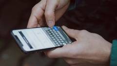 телефон смартфон руки людина соцмережі