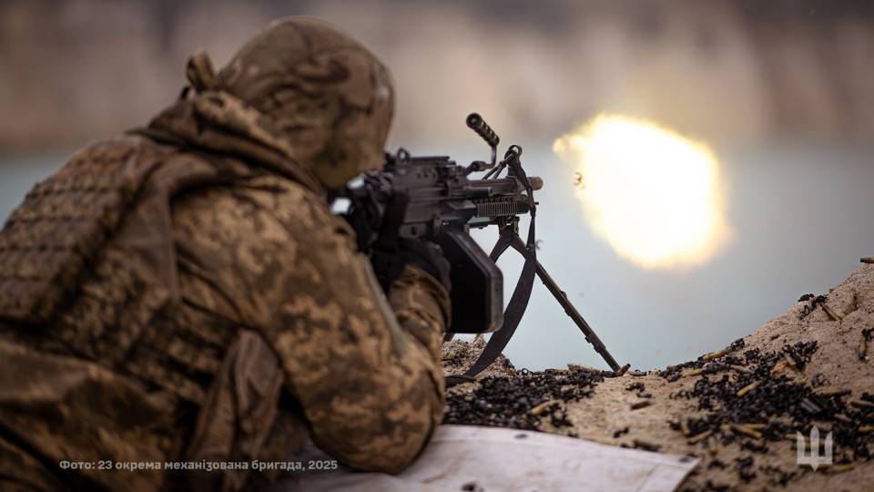 зсу стрільба війна український захисник військовий воїн оборонець автомат вогонь