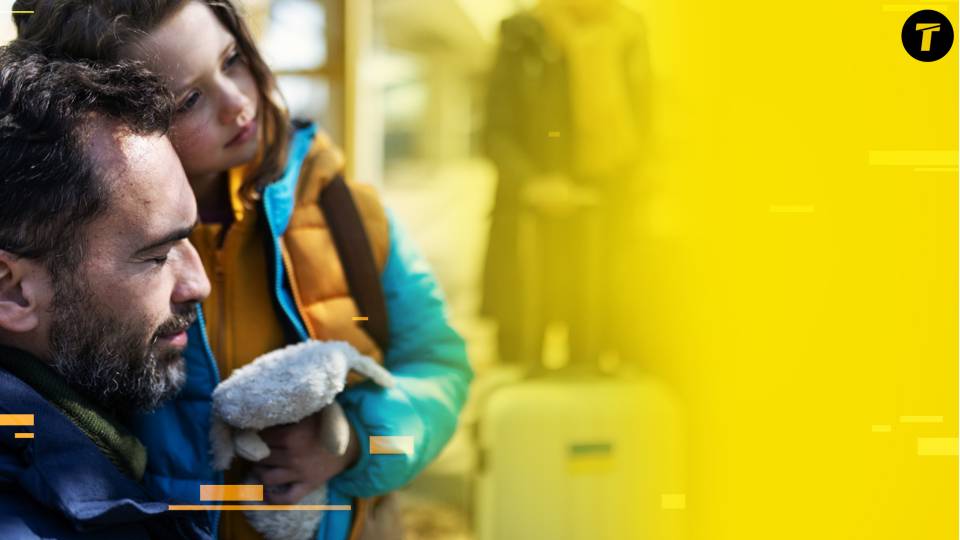 біженці впо переселенці українці за кордоном переїзд валізи дитина