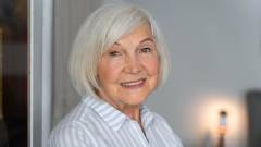 пенсіонерка літня людина