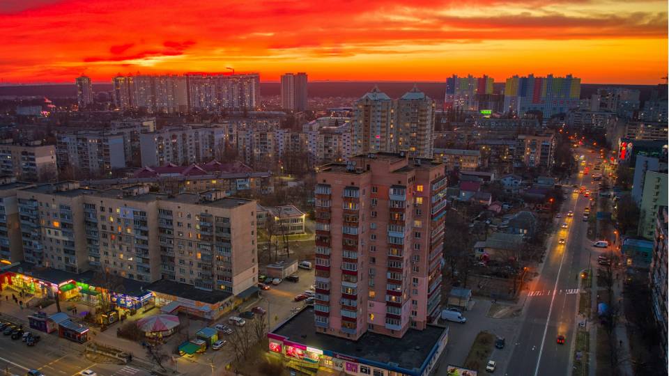 Бровари Україна багатоповерхівки місто захід сонця дорога рух