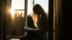 дівчина читає книгу книга людина