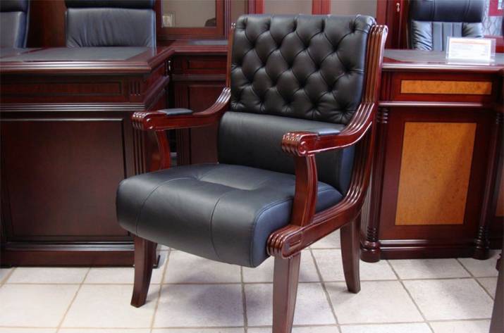 кожаное кресло