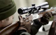 снайпер охотник с ружьем