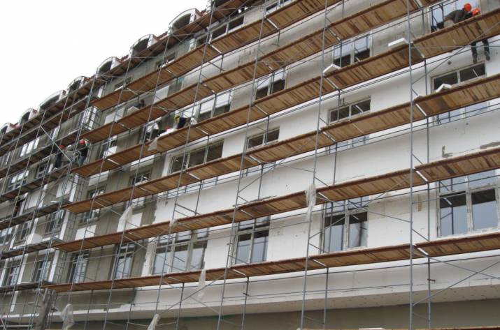 строительные леса на стройке