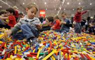конструктор lego дети играют в игрушки