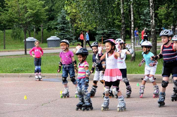 дети катаются на роликах