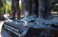 Взорвали памятник в Луганске