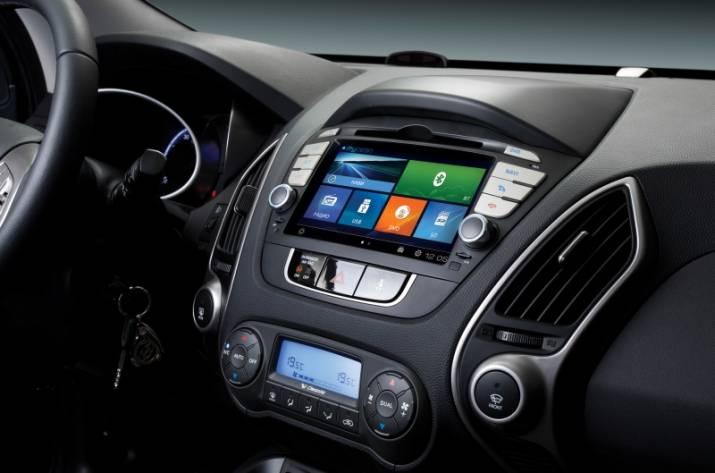 штатная магнитола в салоне автомобиля