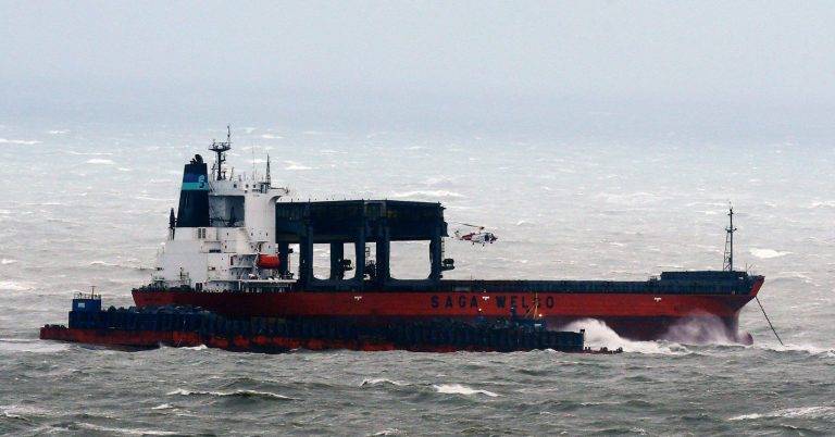 В следствие столкновения с баржей 200-метровое грузовое судно потерпело бедствие.