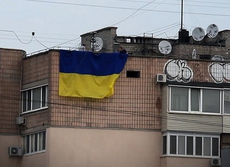 флаг украины в центре города