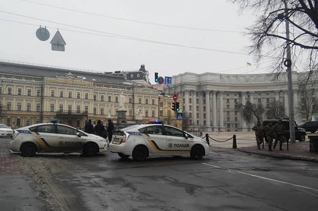 Более 6000 полицейских охраняют правопорядок в центре Киева