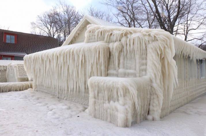 Заледенел дом