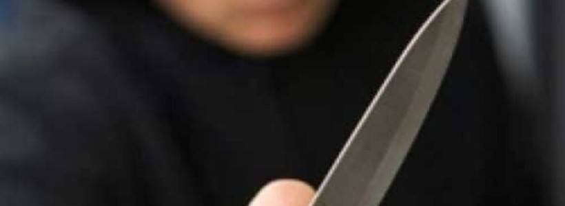 Преступник с ножом 