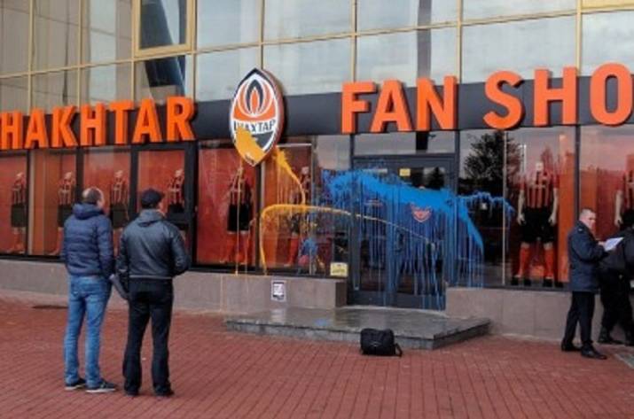 Фан-шоп Шахты залили краской