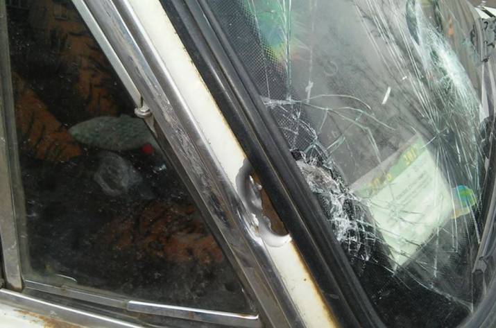 Снайпер боевиков обстрелял гражданский автомобиль