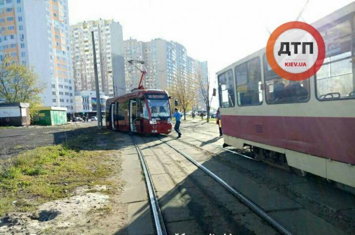 Трамвай сошел с рельсов