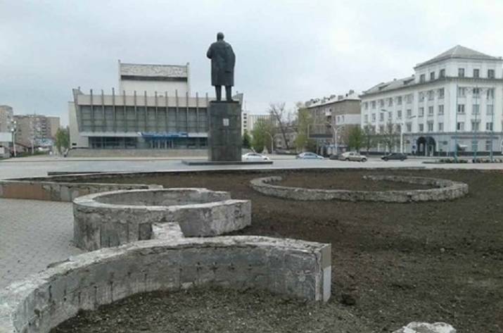 Фонтан в Луганске засыпали землей