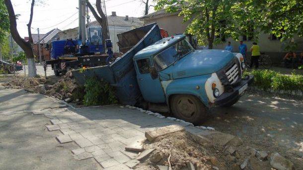 Грузовик провалился под землю