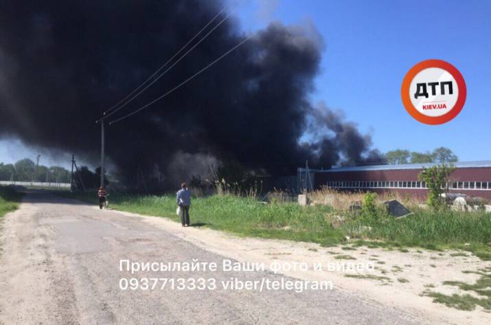 На Киевщине горит фабрика