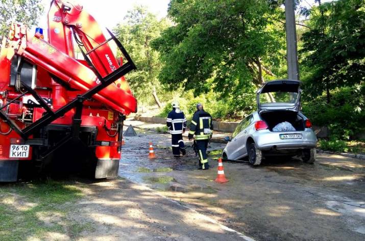 Автомобиль провалился под землю