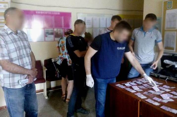 Чиновник взяточник попался на горячем