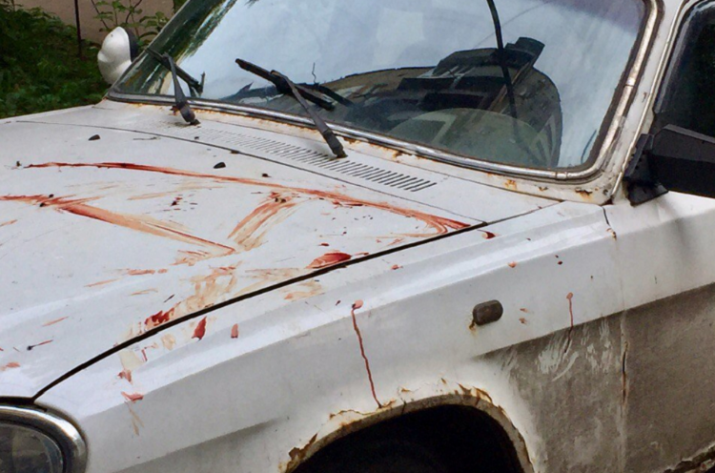 Окровавленный автомобиль в Донецке