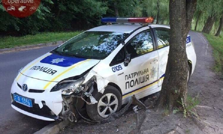 Разбитый автомобиль патрульных